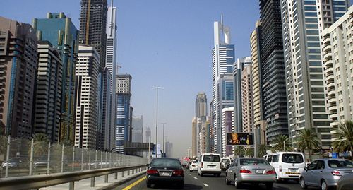 Шоссе шейха Зайда, Дубаи. Фото: https://ru.wikipedia.org/wiki/Дубай#/media/File:DubaiSkyscrapers2.jpg