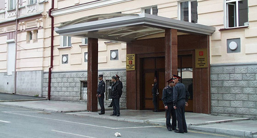 У входа в здание Верховного суда Северной Осетии. Фото: http://pravoy.punct.ru/news/view/41009/
