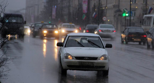 Автомобиль на улице Грозного. Фото Магомеда Магомедова для "Кавказского узла"