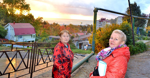 Нина Борисенко (справа) и еще одна дольщица показывают место, где должны были быть построены гаражи. Сочи, 22 ноября 2015 г. Фото Светланы Кравченко для "Кавказского узла"