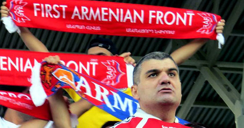 Армянские фанаты. Фото http://newsarmenia.am/news/sport/futbolnye-fanaty-iz-faf-napravlyayutsya-k-federatsii-futbola-armenii-s-chetyrmya-trebovaniyami/