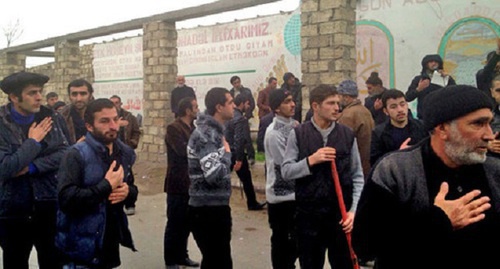 Жители поселка Нардаран вышли на стихийный митинг, 26 ноября 2015 года. Фото: Парваны Байрамовой для "Кавказского узла".