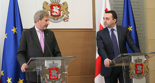 Йоханнес Хан и Ираклий Гарибашвили (справа). 
Фото: : Новости-Грузия http://www.newsgeorgia.ge/rost-investitsij-ukazyvaet-na-stabilnost-v-gruzii-evrokomissar/#t20c