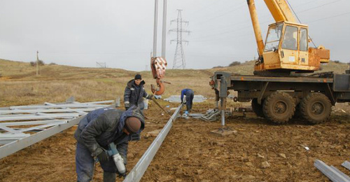 Строительство линии электропередачи. Фото: http://kerch.com.ru