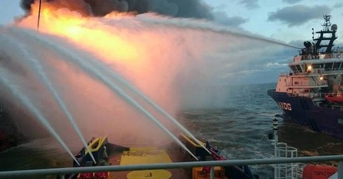 Пожарные катера тушат возгорание на нефтяной платформе компании SOCAR. Фото Meydan.TV