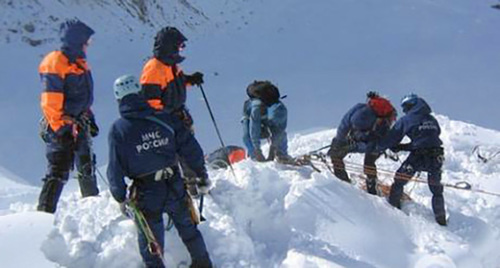 Специалисты подразделения Эльбрусского высокогорного поисково-спасательного отряда в горах. Фото: http://www.mchsmedia.ru/newsline/item/6483142/
