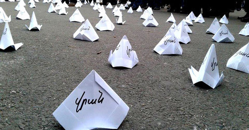 Активисты "Новой Армении" поставили бумажные палатки в Ереване. 11 декабря 2015 г. Фото Армине Мартиросян для "Кавказского узла"