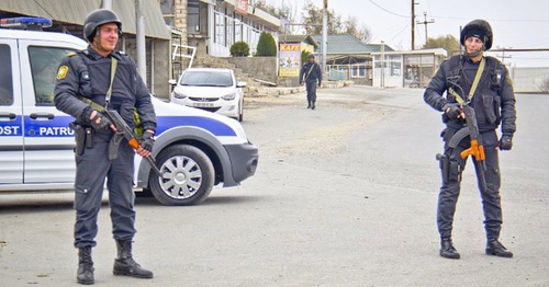 Вооруженные сотрудники силовых структур в Нардаране. Фото: Famil Mahmudbayli, RFE/RL
