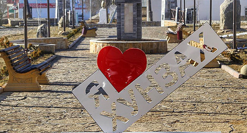 Арт-объект в виде сердца и букв «#ЯлюблюХунзах». Фото: страницы Саида Юсупова Главы МР «Хунзахский район». https://www.instagram.com/explore/tags/ялюблюхунзах/