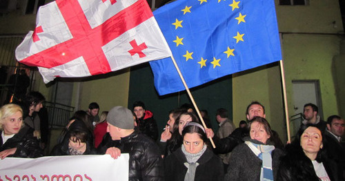 Флаги Грузии и Евросоюза. Фото Марины Букиния для "Кавказского узла"