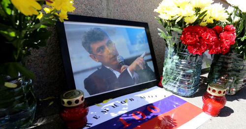 Цветы и портрет Немцова на месте убийства. Фото: Ivan Trefilov (RFE/RL)