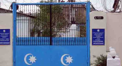Ворота при въезде в учреждении по отбыванию наказания № 4 (для женщин), Азербайджан. Фото: http://www.azpenalreform.az/ru/gallery/