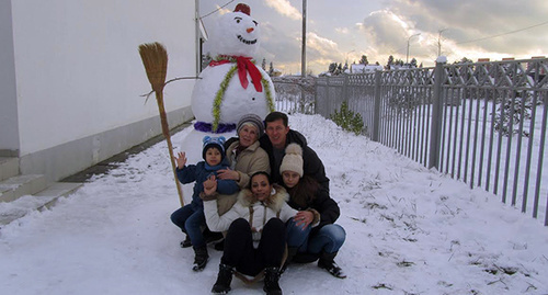 Семья Савельевых возле своего дома. Фото Светланы Кравченко для "Кавказского узла"