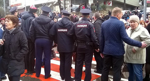 Полиция оттеснила участников акции пенсионеров в Сочи на тротуары. Фото: © Макс Портал/ Мария Спиридонова, http://maks-portal.ru/ekonomika/foto/pensionery-v-sochi-perekryli-centralnuyu-ulicu-foto