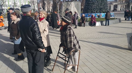 Участники акции протеста пенсионеров перед зданием администрации Краснодарского края. Краснодар, 16 января 2016 года. Фото Алексея Мандригели для "Кавказского узла"