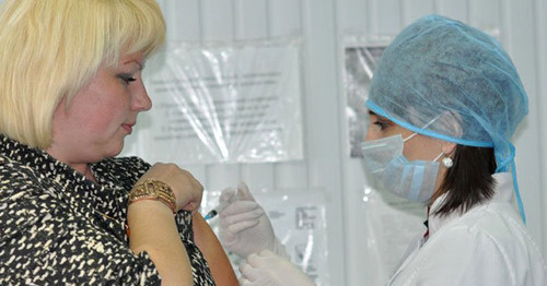 Медицинский работник делает прививку от гриппа. Фото: Пресс-служба мэрии города Черкесска