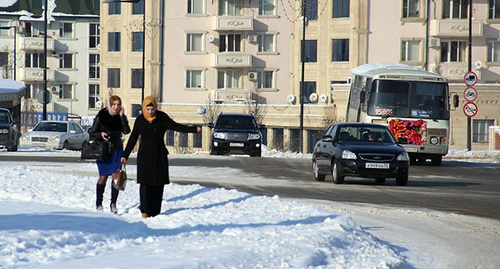 Девушки переходят дорогу на площади Минутка. Грозный, январь 2016 г. Фото Магомеда Магомедова для "Кавказского узла"