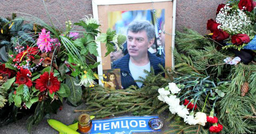 Цветы и портрет на месте убийства Немцова. Москва. Фото: Mumin Shakirov (RFE/RL)
