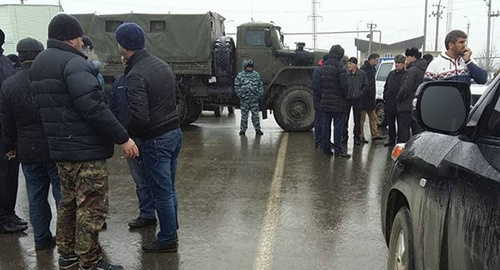 Спецтехника силовиков на пути автопробега. Фото: http://chernovik.net/content/lenta-novostey/v-dagestane-avtoprobeg-v-podderzhku-putina-kadyrova-i-murtazalieva