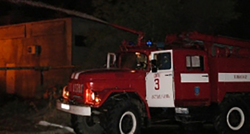 Пожарная машина на месте происшествия. Фото: http://30.mchs.gov.ru/operationalpage/operational/item/3397524/