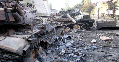 Подбитые грузинские танки в Цхинвале. Южная Осетия. Август 2008 г. Фото: архив пресс-службы МЧС РСО-А