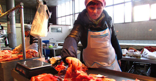 Продавец мяса на Татар-Базаре. Астрахань, январь 2016 г. Фото Вячеслава Ященко для "Кавказского узла"