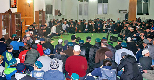 Верующие в мечети поселкв Шамхал. Махачкала. Фото http://islamdag.ru/news/14079