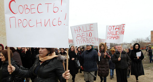 Массовый митинг около перинатального центре Хасавюрта, 03.02.2016. Фото: http://chernovik.net/content/foto-bez-kommentariev/7-yanvarya-v-hasavyurte-u-zdaniya-nedavno-otkryvshegosya?page=0%2C0%2C156