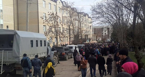 Митинг около  перинатального центра Хасавюрта. http://www.riadagestan.ru/news/incidents/