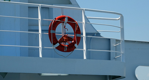 Спасательный круг на борту парома. Фото Нины Тумановой для "Кавказского узла"