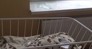 Как утверждает Русик Магомедов, мититингующие разбили окно в палате, где находились новорожденные. Фото: https://twitter.com/Rusik_Xas/status/695293410387824641