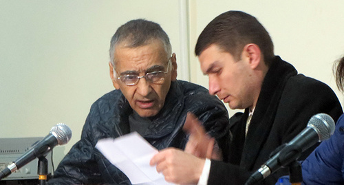 Дилхам Аскеров (на фото слева) и его адвокат Эрик Бегларян. Фото Алвард Григорян для "Кавказского узла"