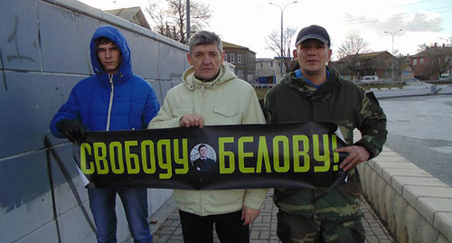 Активисты «Русские Астрахани» провели пикет в поддержку Ильдара Дадина и Александра Белова (Поткина). Астрахань, 7 февраля. Фото Елены Гребенюк для "Кавказского узла" Активисты «Русские Астрахани» провели пикет в поддержку Ильдара Дадина и Александра Белова (Поткина). Астрахань, 7 февраля. Фото Елены Гребенюк для "Кавказского узла"