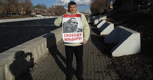 Игорь Стенин с плакатом в поддержку Ильдара Дадина. Астрахань, 7 февраля. Фото Елены Гребенюк для "Кавказского узла" Игорь Стенин с плакатом в поддержку Ильдара Дадина. Астрахань, 7 февраля. Фото Елены Гребенюк для "Кавказского узла"