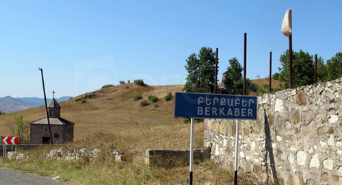Въезд в село Беркабер, Армения. Фото: http://news.gisher.ru/ru/society/krakocner-berqaberi-uxxutyamb.html