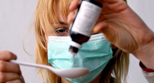 Девушка принимает лекарство от гриппа. Фото: http://свик-тв.рф/v-voronezhskoj-oblasti-epidporog-zabolevaemosti-grippom-poka-ne-dostignut