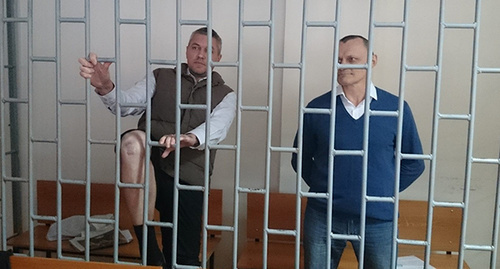 Николай Карпюк и Станислав Клых в зале суда. Фото: facebook Oleg Mezencev, http://www.ekhokavkaza.com/content/article/27410239.html