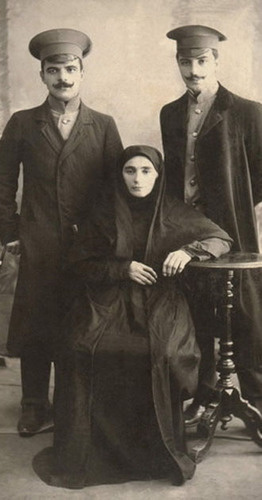 Гайдар Баммат (справа) с матерью и братом Темир-Булатом. Фото снято в Темир-Хан-шуре. Фото http://www.m.kavkaz-uzel.ru/blogs/1927/posts/23366