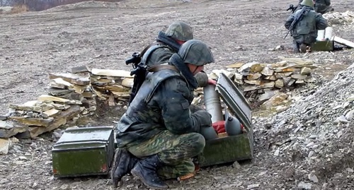 Военнослужащие со снарядами для гаубицы Д-30. Фото: Денис Мокрушин, скриншот видеозаписи на Youtube.com