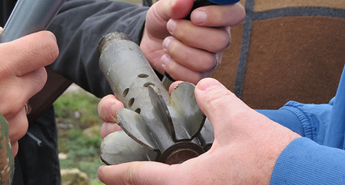  Остаток от взорвавшегося снаряда в руках у посредника миссии ОБСЕ. Фото Алвард Григорян для "Кавказского узла"