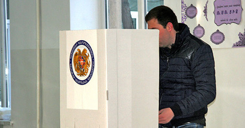 На избирательном участке во время референдума. 6 декабря 2015 г. Фото http://newsarmenia.am/news/armenia/v-armenii-v-20-00-zakrylis-vse-izbiratelnye-uchastki-na-konstitutsionnom-referendume/