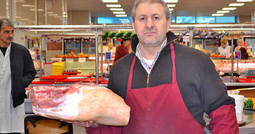 Продавец мяса на рынке в Сочи. Фото Светланы Кравченко для "Кавказского узла"