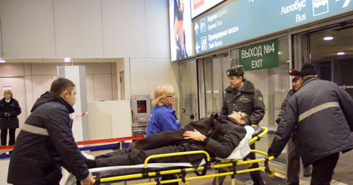 Пострадавшего вывозят из здания аэропорта "Домодедово" во время теракта. Москва, 24 января 2011 г. Фото: Yuri Timofeyev (RFE/RL)