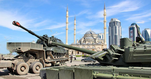 Военная техника на фоне мечети "Сердце Чечни". Грозный. Фото Магомеда Магомедова для "Кавказского узла"
