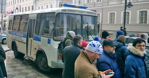 Напротив входа во двор офиса ПАРНАС стоит полицейский автобус. Москва, 23 февраля 2016 г. Фото Олега Краснова для "Кавказского узла"