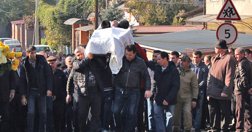 Участники траурной процессии несут гроб с телом Владимира Цкаева. Фото Эммы Марзоевой для "Кавказского узла"