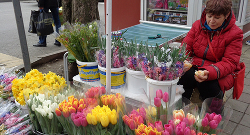 Торговля цветами с огородов местных жителей в Сочи. Фото Светланы Кравченко для "Кавказского узла"
