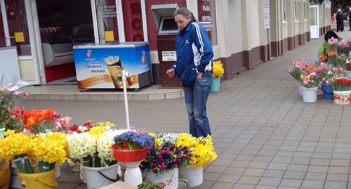 Торговля цветами с огородов местных жителей в Сочи. Фото Светланы Кравченко для "Кавказского узла"