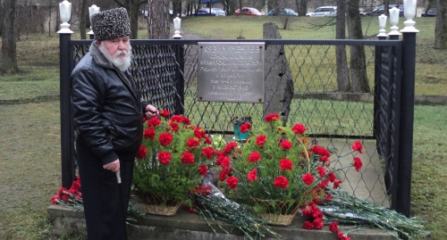 Участник митинга возлагает цветы у могилы Кязима Мечиева. Фото Людмилы Маратовой для "Кавказского узла"