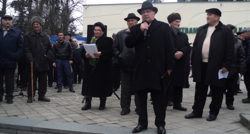 Выступление участника траурного митинга в Нальчике. Фото Людмилы Маратовой для "Кавказского узла"